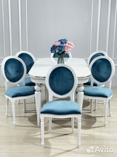 Стол со стульями