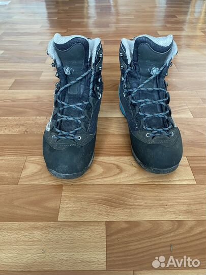Трекинговые ботинки lowa