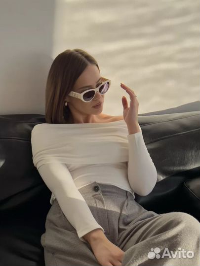 Белая кофта со спущенными плечами