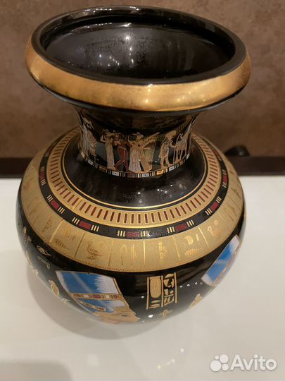 Ваза в египетском стиле с изображением Нефертити