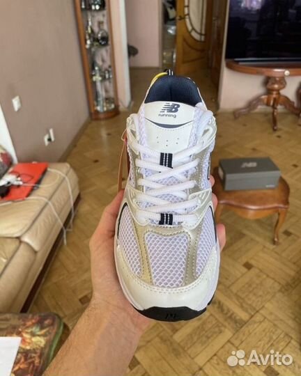 Кроссовки New Balance 530, белые носки в подарок