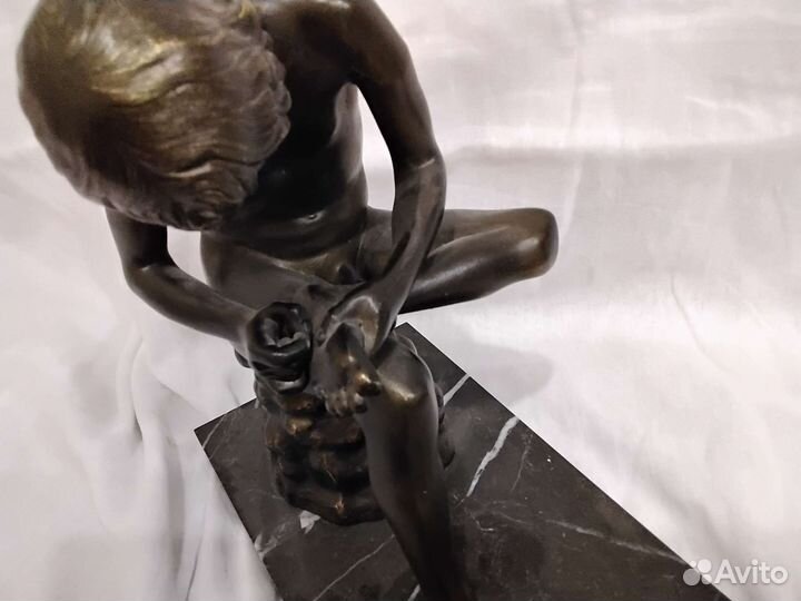Статуэтка Мальчик извлекающий занозу бронза рар