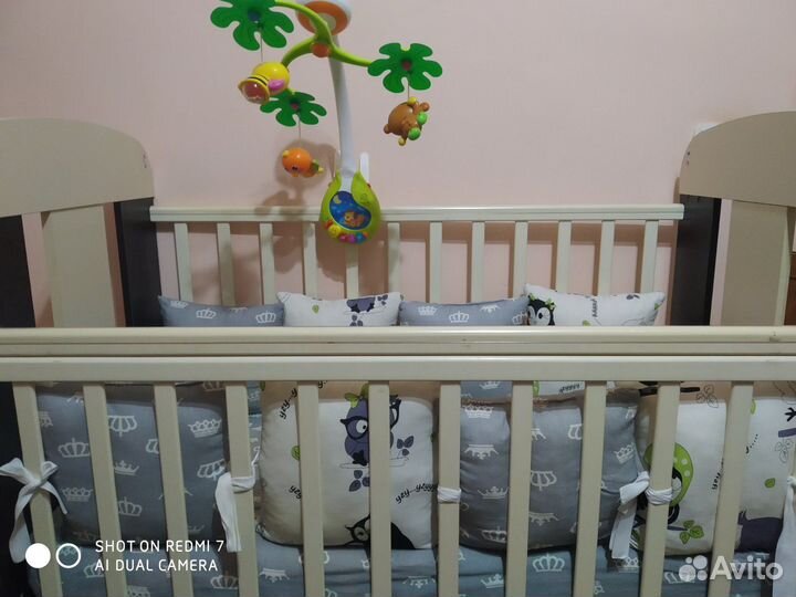 Детская кроватка с маятником