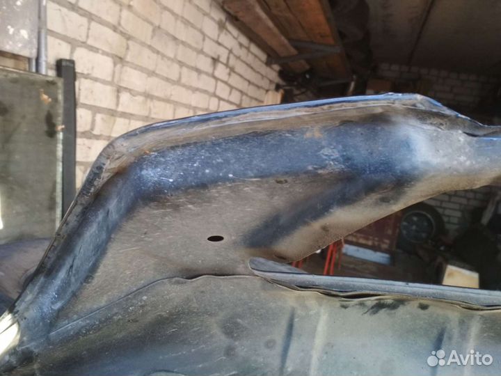 Капот на Киа Соренто первое поколение