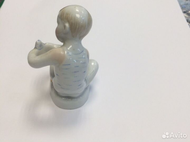 Статуэтка фарфоровая