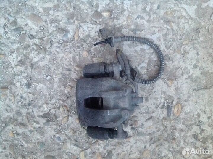 Суппорт передний правый Kia Rio / Hyundai Solaris