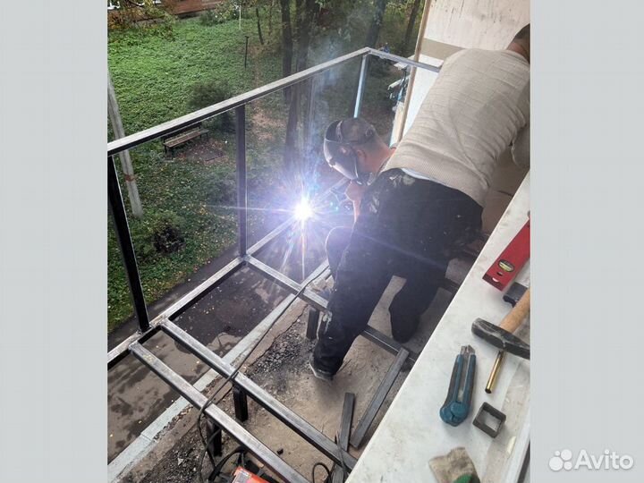 Остекление балконов. Увеличение площади балкона