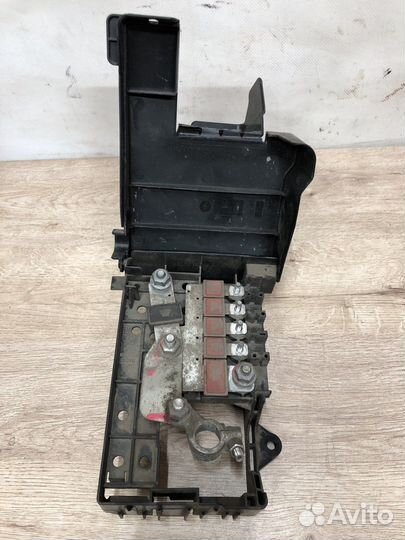 Блок предохранителей на акб Опель Астра j