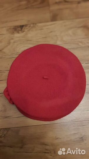 Берет женский красного цвета