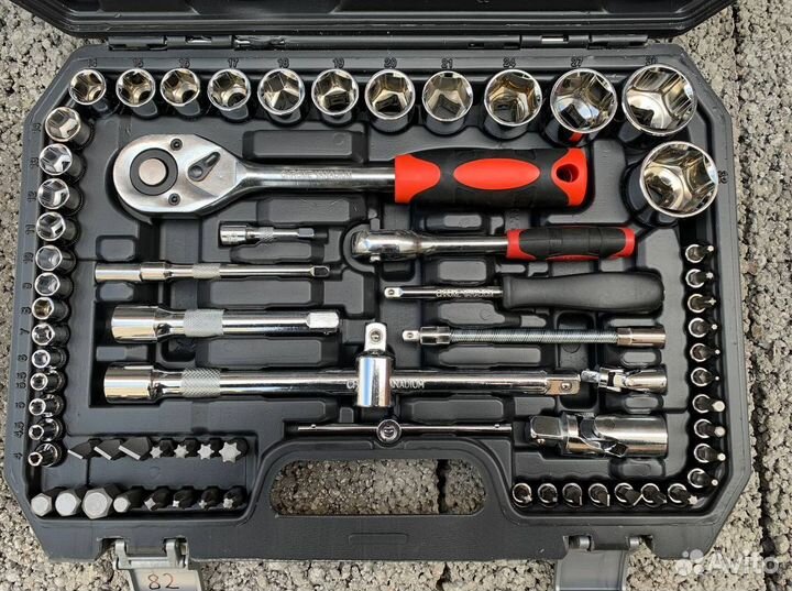 Набор инструментов для авто в чемодане