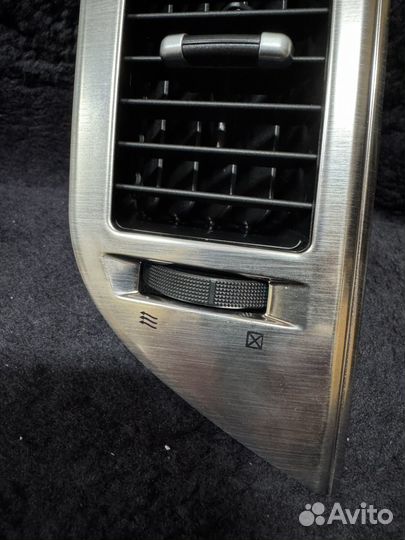 Дефлектор воздушный центральный левый Паджеро 4