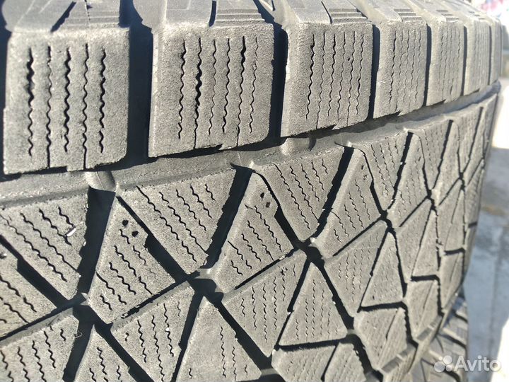Bridgestone Blizzak DM-V2 235/65 R17