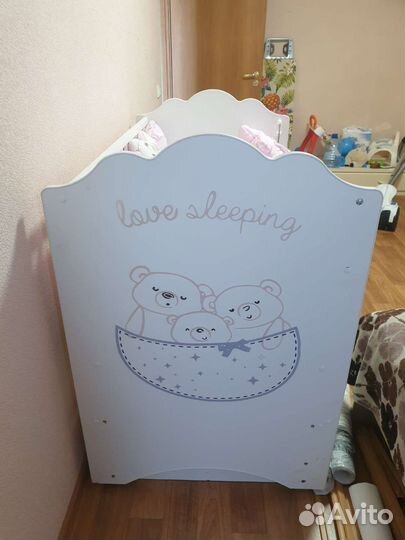 Детская кроватка с маятником и ящиком