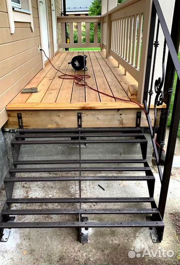 Прямая лестница на металлокаркасе