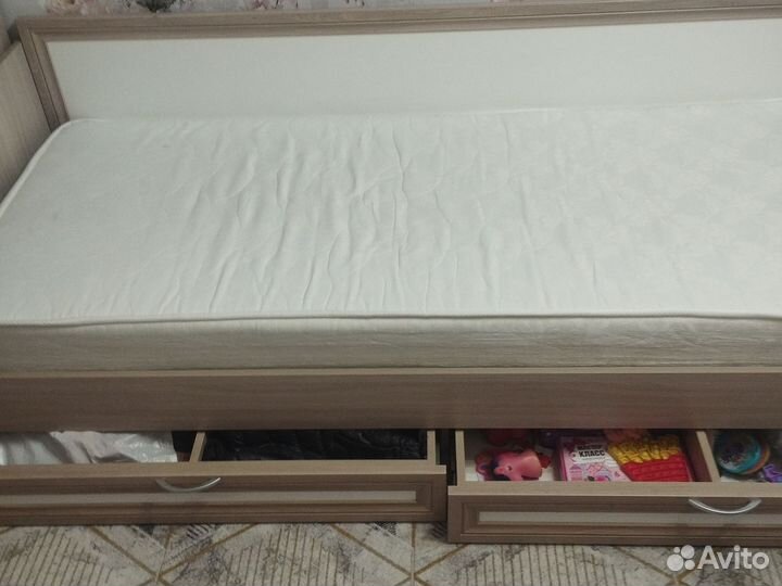 Кровать и тумба бу, ширина 80см,длина 2 метра