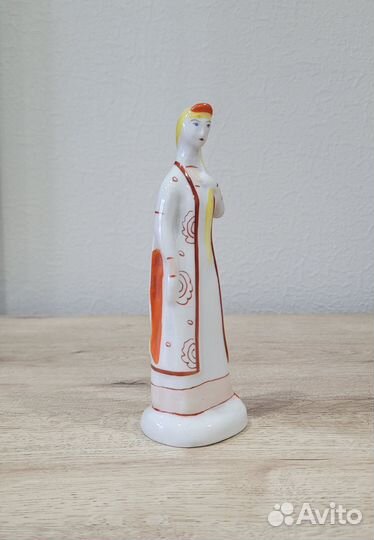 Фарфоровая статуэтка 