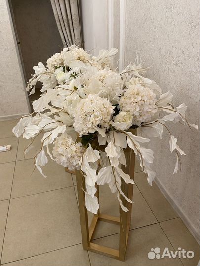 Стойка с цветами