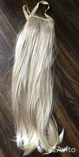 Волосы на заколках блонд