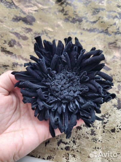 Брошь из кожи