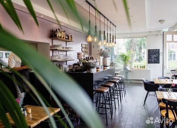 Кафе с панорамными окнами у метро