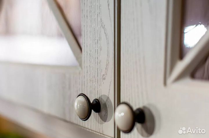 Угловая кухня на заказ в пастельных цветах