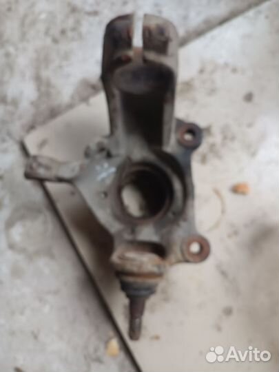 Левый поворотный кулак 