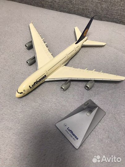 Модель самолета Lufthansa Airbus A380-800