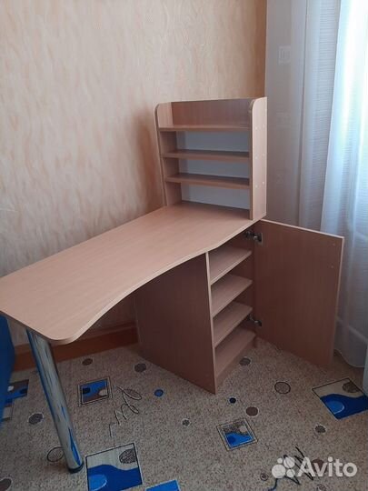 Маникюрный стол