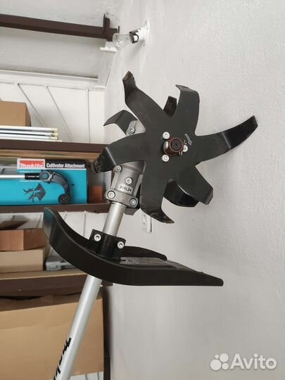 Makita DUX60Z с насадкой культиватором KR401MP