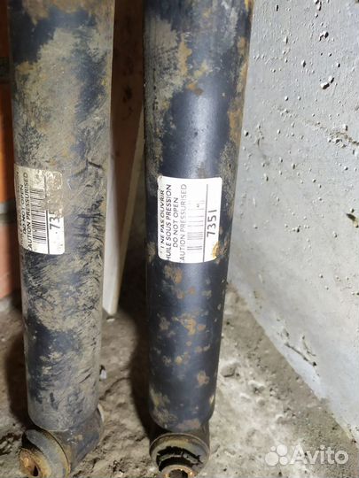 Стойки амортизатора задние на Пежо 308