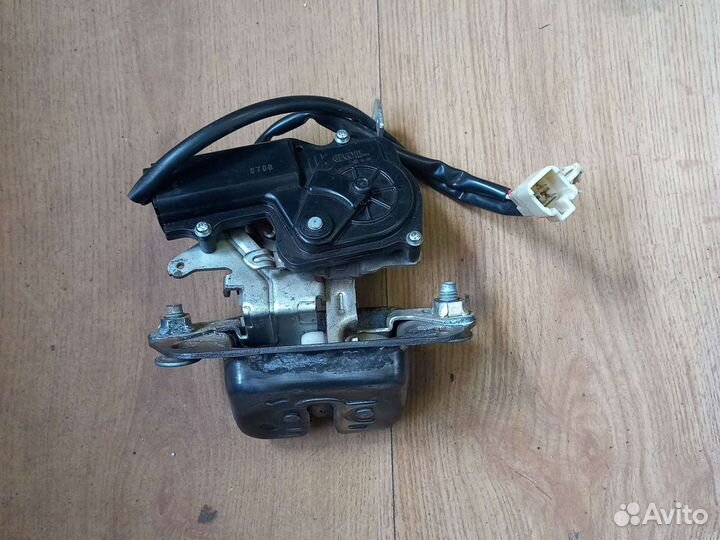 Замок багажника Subaru Tribeca