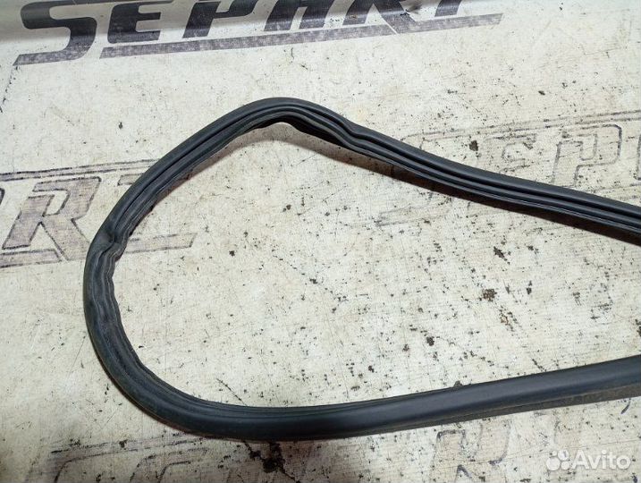 Уплотнитель двери задний правый Skoda Yeti 1.8 CDA