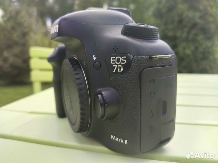 Зеркальный фотоаппарат Canon 7D mark II