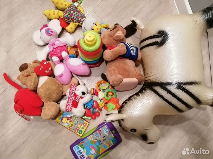 Попрыгун и пакет игрушек