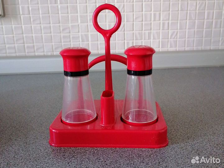 Стаканы с графином и подносом