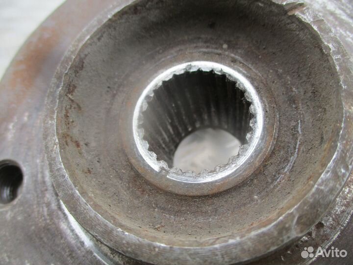 Кулак поворотный левый Citroen Berlingo 2000