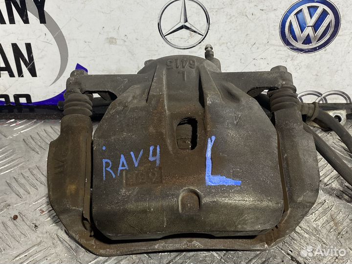 Передний левый суппорт Toyota RAV4 30