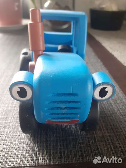 Синий трактор деревянный