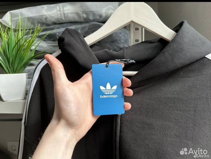 Худи зип Balenciaga&adidas на руках