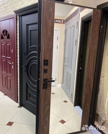 Дверь входная с терморазрывом и зеркалом уличная