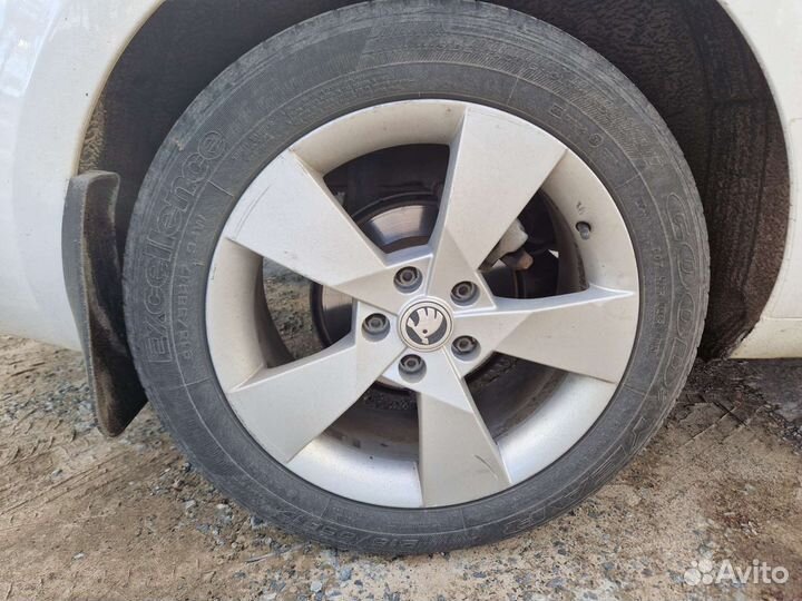 Goodyear Excellence 215/55 R17 и 215/55 R17