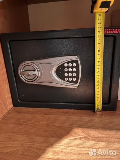 Сейф настенный