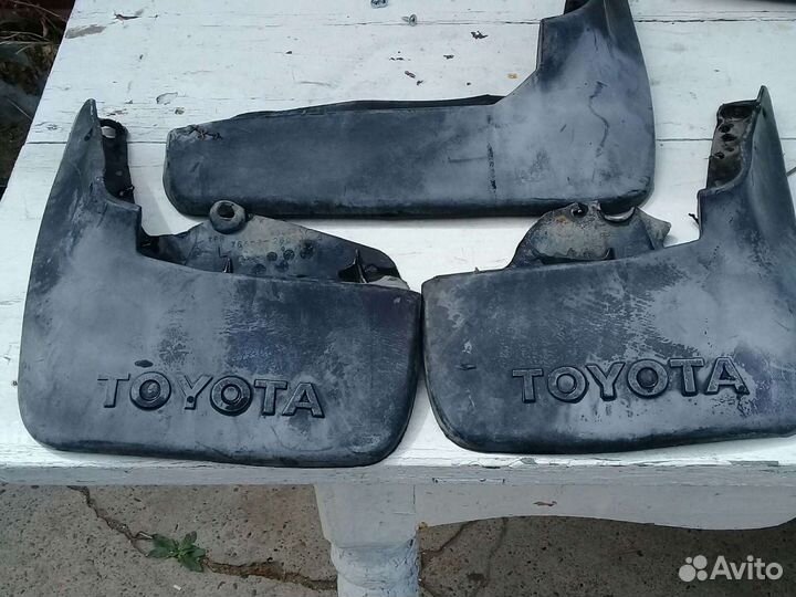 Брызговики переднии на тойота хайс