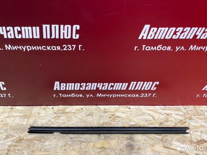 Уплотнитель стекла двери внутренний задний правый