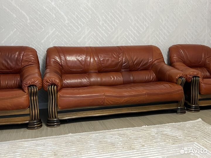 Кожаный диван