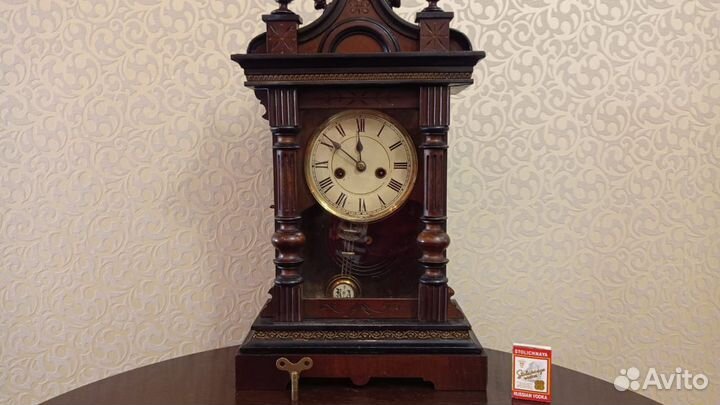 Часы. Красивый деревянный корпус. На ходу