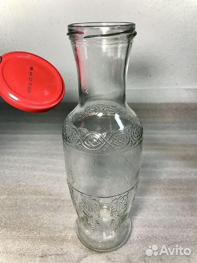 Пустые бутылки с крышкой