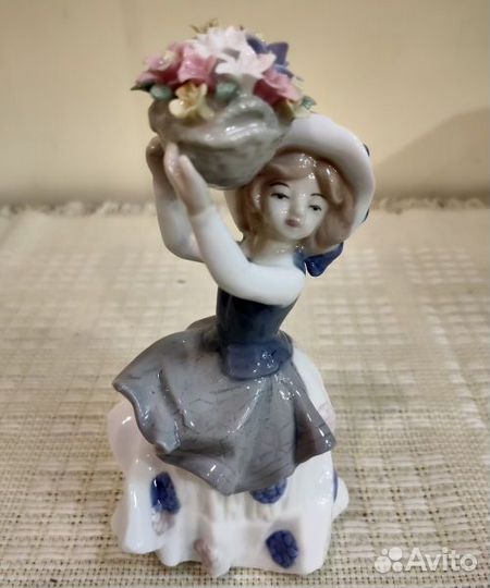 Статуэтка девушка фарфоровая цветочница