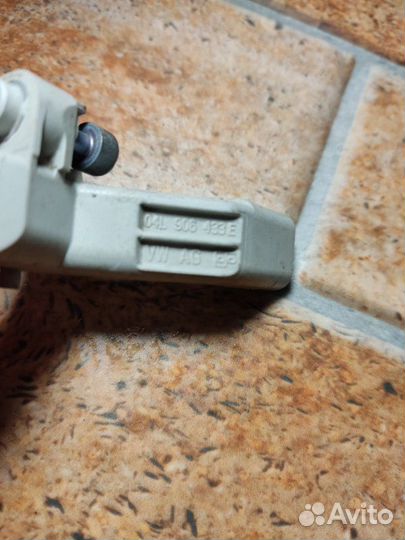 Датчик положения коленвала Skoda Rapid 2015