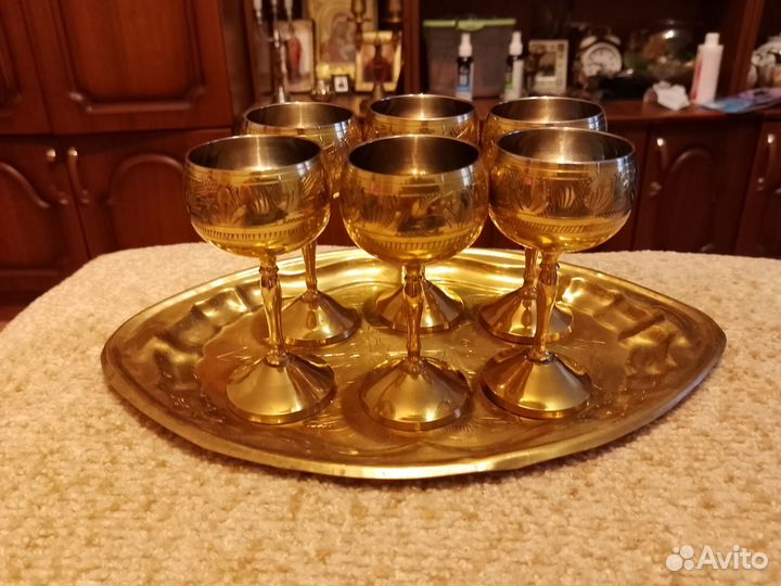 Поднос и рюмки